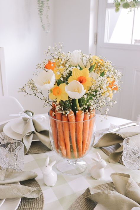 Carrot Flower Arrangement for Easter or Spring Table Spring Flower Arrangements Diy, Easter Diy Decor, Easter Gift Ideas For Kids, Easter Stuffers, Flower Arrangement Diy, Food Easter, Diy Osterschmuck, Easter Party Food, Easter Bouquet