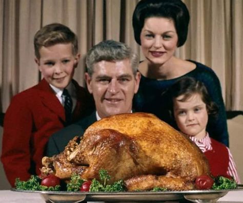 funny christmas pictures family - awkward family photo with the Christmas turkey Christmas Roast Turkey, Funny Family Christmas Photos, Awkward Family Christmas, Christmas Roast, Funny Family Photos, Funny Christmas Pictures, Thanksgiving Photos, Retro Thanksgiving, Family Christmas Pictures