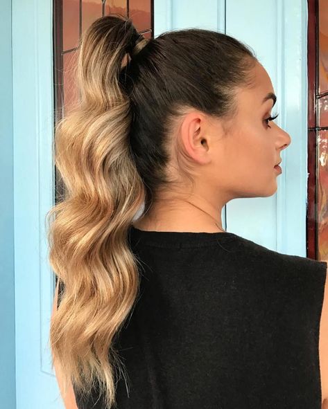 A high ponytail is popular because it is so versatile and easy to do. Worn slick and straight, it is a perfect complement to a gown at a formal event, and its messy wavy version is a good idea for a fun and flippy casual look. No matter what your preference or personal style is, … Curled Ponytail Hairstyles, Messy Ponytail Hairstyles, Long Ombre Hair, Hairstyle App, Office Hairstyles, Pony Hairstyles, High Ponytail Hairstyles, Wavy Ponytail, High Ponytail