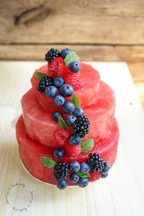 Cake Made Of Fruit, Fruit Birthday Cake, Fruit Cake Design, Melon Cake, Festa Moana Baby, Fresh Fruit Cake, Dessert Art, Fruit Birthday, Watermelon Cake