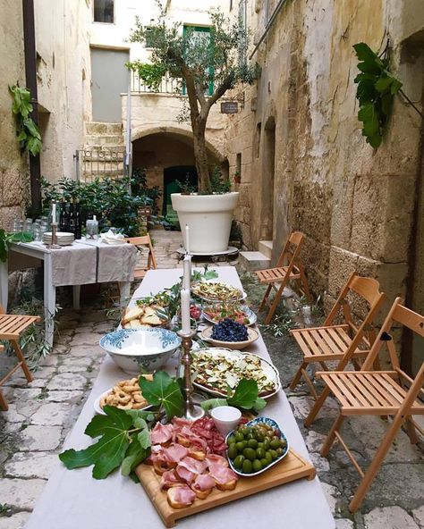 Italian Dinner Party, Tree In Pot, Deco Champetre, Outdoor Dinner Parties, Julie Ann, Outdoor Dinner, Italian Dinner, Italian Garden, Bowl Of Soup