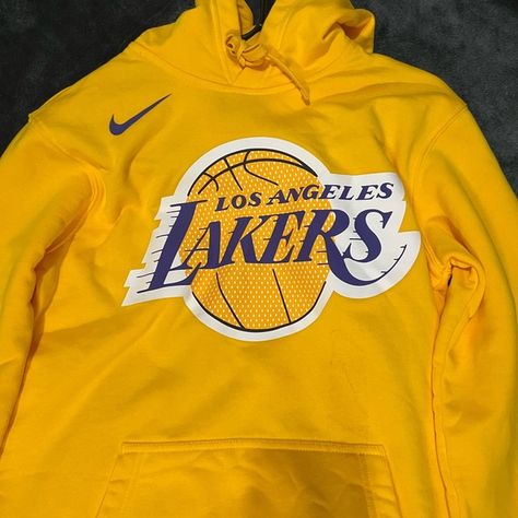 Lakers small hoodie, never worn Lakers Hoodie, Hoodie Oversize, Looks Chic, Nike Hoodie, Los Angeles Lakers, Varsity Jacket, Hoodies Womens, Basketball, Nike