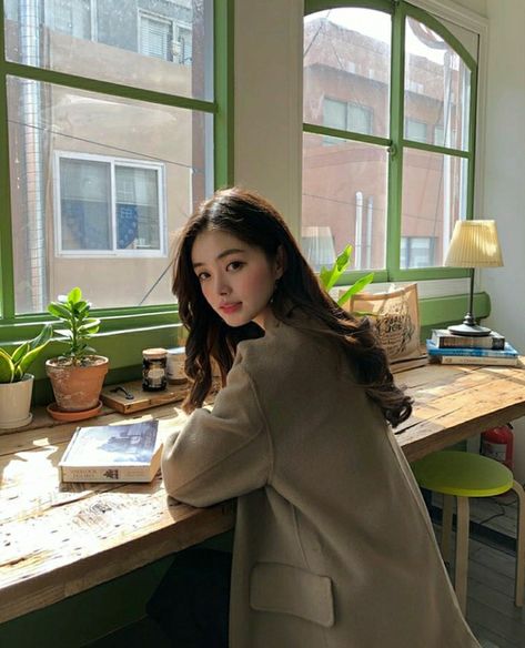 Models To Draw, Coffee Shop Aesthetic, Best Photo Poses, Korean Girl Fashion, Instagram Photo Inspiration, How To Pose, 인물 사진, 가을 패션