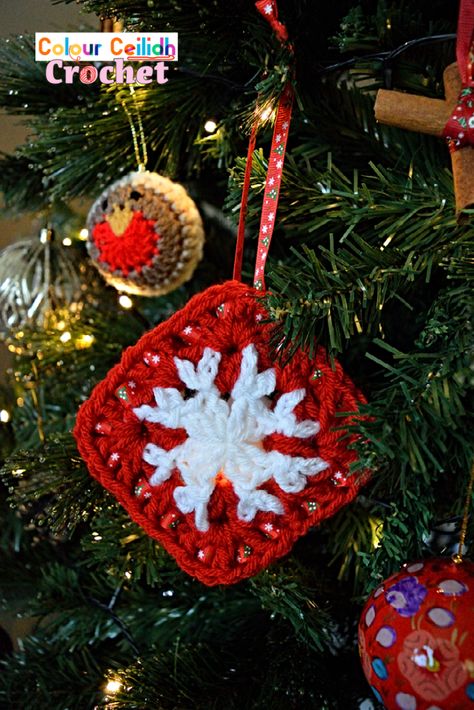 This easy crochet snowflake ornament is quick to make, is suitable for beginners and requires no starch! Now that's my kind of snowflake. Simply make it & hang it! This crochet snowflake ornament is made with two easy snowflake granny squares laced together with a ribbon and is part of my Christmas crochet patterns collection. A YouTube video tutorial is also available to aid you with making the square as it's a part of the crochet snowflake hat & cowl pattern. Granny Square Christmas Trees, Crochet Snowflake Granny Square Pattern, Granny Square Christmas Ornaments, Square Christmas Ornaments, Snowflake Granny Square, Easy Snowflake, Granny Square Pattern Free, Crochet Hat Tutorial, Change Colors In Crochet