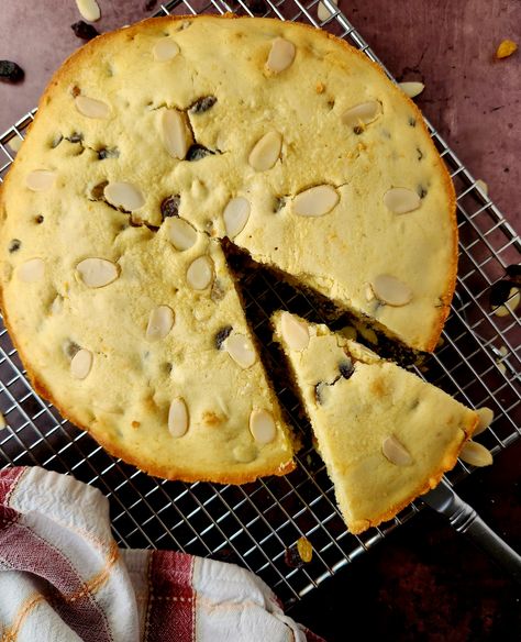 Dundee Cake Dundee Cake Recipe, Dundee Cake, Scottish Desserts, Light Desserts, Big Meals, Perfect Cake, Sliced Almonds, Cake Tins, Dundee