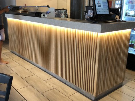 Counter Design For Cafe, Restaurant Front Desk, Wood Slat Bar, Bar Counter Design Restaurant, Outdoor Bar Counter, Bar Front Ideas, Bar Counter Design Home, Restaurant Counter Design, Front Desk Design