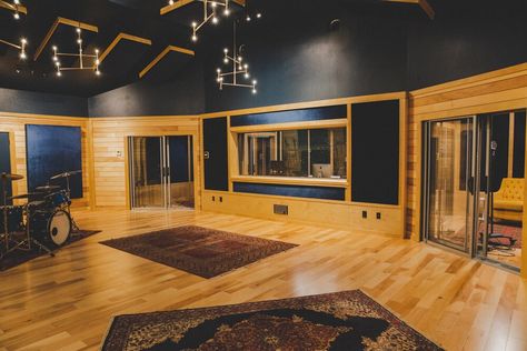 Sound Machine Studio - Recording Studio Live Room Live Room Recording Studio, Home Audio Studio, Small Recording Studio Ideas, Recording Studio Design Professional, Music Studio Room Luxury, Sound Studio Design, Recording Studio Aesthetic, Mobile Recording Studio, Wood Sound Diffuser