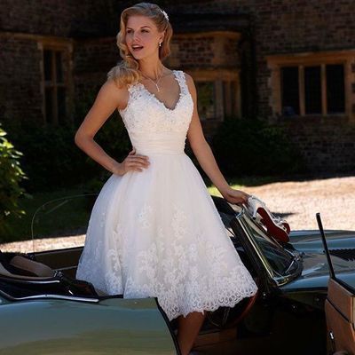 Wedding Dresses Short Bride, Short Bridal Gown, Short Wedding Dress Beach, Ivory Prom Dresses, Short Bride, Wedding Reception Outfit, Short Lace Wedding Dress, Knee Length Wedding Dress, Reception Outfit