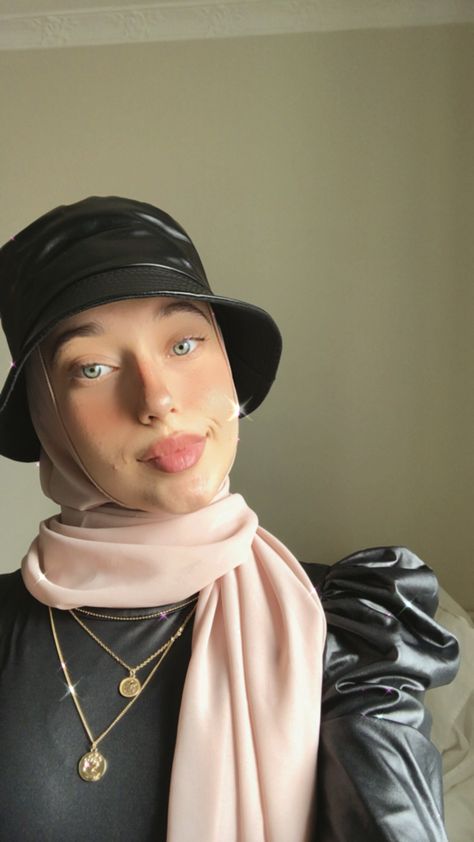 Beanie Hijab Style, Necklace With Hijab, Beanie On Hijab, Hijab With Cap Aesthetic, Hijab Inspo Scarfs, Hijabi Fashion Casual, Hijabi Outfits Casual, Hijabi Outfits, Muslimah Fashion Outfits