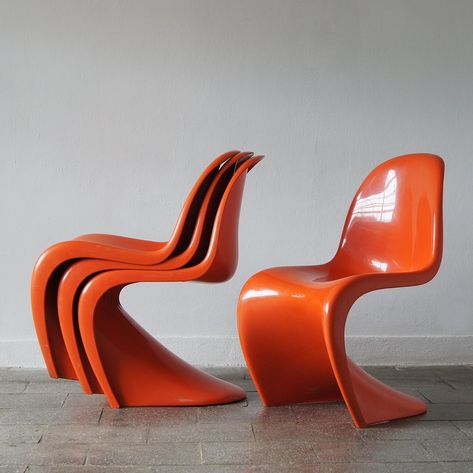 Listed on VNTG.com: Set of 4 Orange Panton Chairs by Verner Panton for Herman Miller, 1974 | #vntg #vintage Pantone Chairs, Panton Chair, Verner Panton, Mid Century Modern Chair, Orange Aesthetic, City Furniture, Herman Miller, Table Storage, Mid Century Design