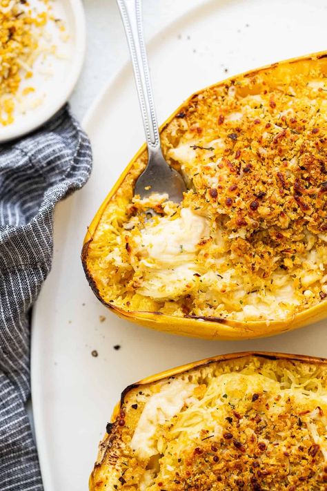 This spaghetti squash mac and cheese comes complete with a homemade cheese sauce and breadcrumb topping. Bake it to perfection in under an hour! Mac And Cheese Spaghetti, Spaghetti Squash Mac And Cheese, Easy Homemade Cheese, Cheesy Spaghetti Squash, Easy Spaghetti Squash, Squash Mac And Cheese, Breadcrumb Topping, Crispy Bread, Homemade Cheese Sauce