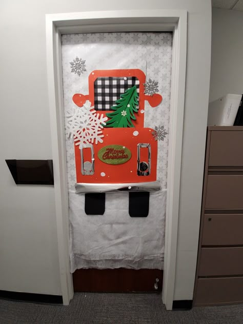 Red Truck Door Decorating Contest, Christmas Door Decorating Contest Two Doors, Country Christmas Door Decorations, Classroom Doors For Christmas, Christmas Door Decorations For Work, Office Door Ideas, Office Christmas Games, Holiday Classroom Doors, Hospital Christmas