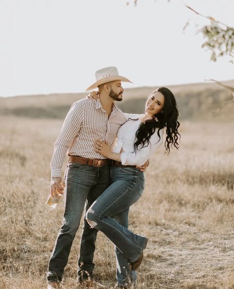 Mexican Engagement Photos, Pumpkin Patch Photoshoot, Engagement Picture Outfits, Flower Gift Ideas, Couple Picture Poses, Picture Outfits, Outfit Inspo Fall, Family Photoshoot, Picture Poses