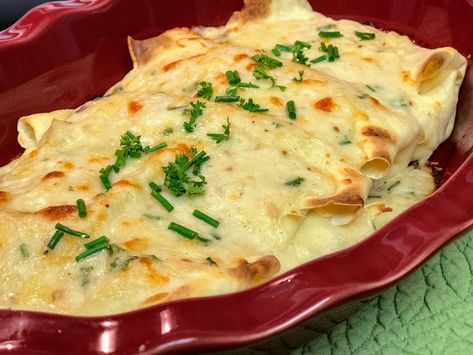 Shrimp Crepes Recipe, Salmon Crepes Recipes, Shrimp Crepes, Seafood Crepes Recipe, Crepe Ideas, Seafood Crepes, Salmon Crepes, Dinner Crepes, Crepe Recipe Savory