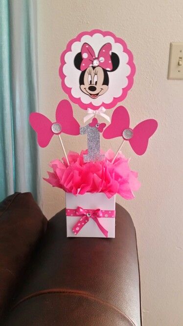 Minnie Mouse Center piece using my Cricut!! Home Made Confetti, Cricut Minnie Mouse, Minnie Mouse Center Pieces, Minnie Mouse Diy, Minie Mouse Party, Γενέθλια Mickey Mouse, Mouse Diy, Miki Mouse, Minnie Mouse Decorations