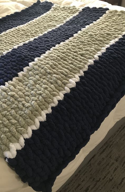 Yarn Blanket Color Ideas, Chunky Knit Blanket Pattern Color Combos, Chunky Blanket Diy, Chunky Blanket Pattern, Chunky Knit Blanket Pattern, Hand Knitted Throws, Chunky Yarn Blanket, Finger Knitting Projects, Diy Knit Blanket