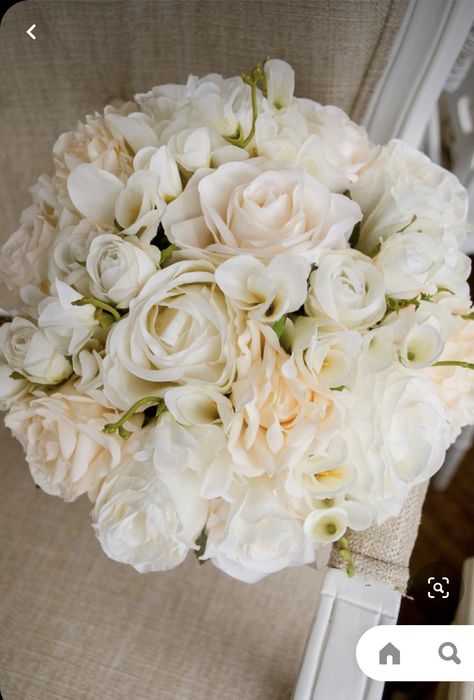 Wedding Bouquets Champagne, Wedding Bouquet Champagne, Cream Wedding Bouquet, Cream Wedding Flowers, Small Bridal Bouquets, Luxury Champagne, Champagne Flowers, Summer Wedding Bouquets, Dream Wedding Venues