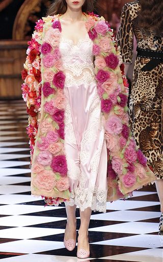 Flower Coat, Detail Couture, Fashion Snoops, Organza Flowers, Couture Mode, Floral Fashion, Dolce E Gabbana, Trend Forecasting, Underworld