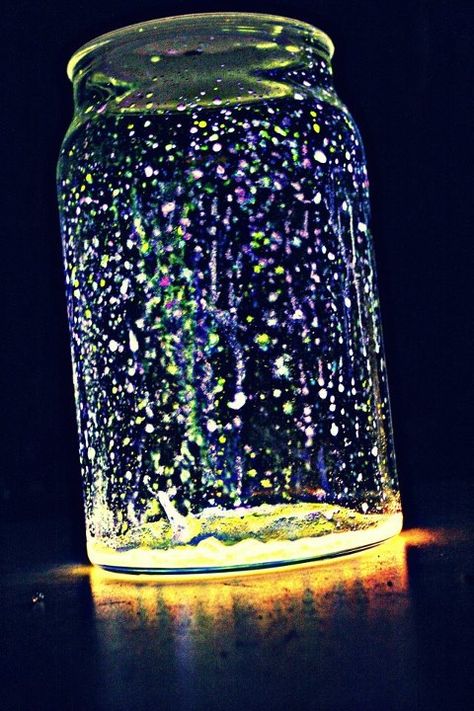 Faries in a jar.  Glow sticks cut open and dumped into a jar with glitter. What an inexpensive idea for summer lights on the patio. Summer Lights, Idea For Summer, Fairy Jars, Glow Sticks, Cool Ideas, In A Jar, Light Summer, Diy Projects To Try, Wine Bottles