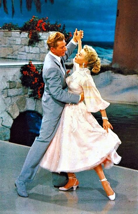 White Christmas 1954, White Christmas Dress, White Christmas Movie, Danny Kaye, Broadway Costumes, Christmas Dance, Christmas Movie, Christmas Mood, Musical Movies