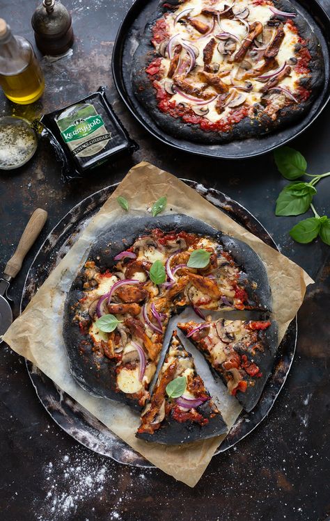 Black Pizza, Pineapple On Pizza, Cheese Mushrooms, Pizza Gourmet, Irish Cheddar, Red Onion Recipes, Chicken Mushrooms, Pizza Style, Black Lover