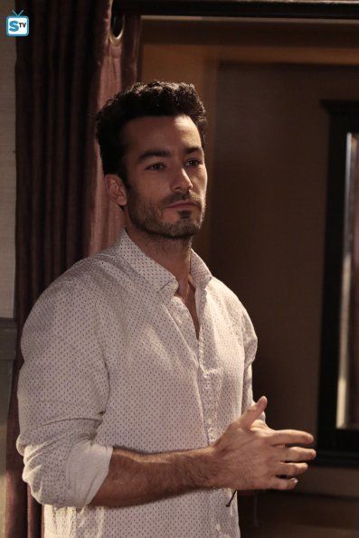 Aaron Diaz, Latin Fashion, Nice Men, Secret Lovers, Actrices Hollywood, Country Men, Popular Shows, Black And White Aesthetic, Hollywood Actor