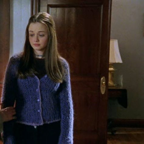 Rory Headband, Rory Gilmore Season 6, Rory Fits, Rory Outfits, Downtown Fits, Chilton Rory, Gilmore Outfits, Gilmore Girls Fashion, Rory And Jess