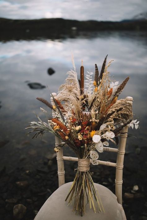 Bride Bouquets Dried Flowers, Dried And Live Flower Bouquet, Whisky Barrel Flowers, Autumnal Dried Wedding Flowers, Autumnal Dried Flower Bouquet, Dry Bouquet Wedding, Dry Flowers Wedding Bouquet, Wedding Bouquet Photography, Dried Rose Bouquet