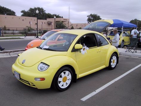 Beetle Daisy Rims, Daisy Rims, Vw Beetle Flower, Beetle Aesthetic, Volkswagen Beetle Accessories, Pink Volkswagen, Pink Volkswagen Beetle, Volkswagen Convertible, Yellow Cars