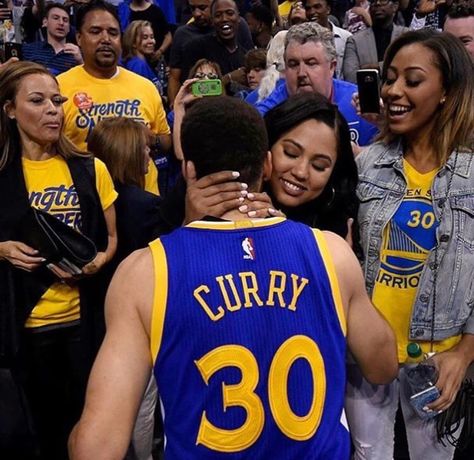 Ayesha cheers up Steph after a tough loss. Now that's what I call love. (Check the link in the comments!) Stephen Curry Ayesha Curry, Stephen Curry Family, The Curry Family, Curry Nba, Wardell Stephen Curry, Curry Basketball, Ayesha Curry, Black Celebrities, Steph Curry