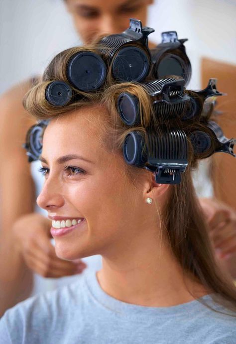 How to use hot rollers. Model with rollers in her hair with stylist. Hair Rollers Tutorial, Roller Set Hairstyles, Diy Hair Rollers, Using Hot Rollers, Big Hair Rollers, Heated Rollers, Hot Curlers, Roller Curls, Velcro Rollers