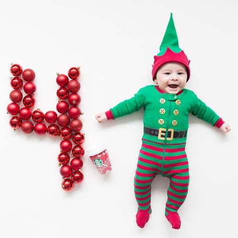 Baby Christmas Photography, Christmas Baby Pictures, Baby Milestones Pictures, Baby Christmas Photos, Monthly Baby Pictures, Baby Milestone Photos, Monthly Baby Photos, Monthly Baby, Cadeau Baby Shower