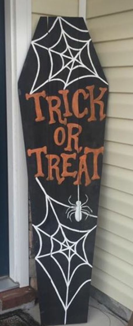 Halloween Welcome Sign Diy, Wooden Halloween Signs Diy, Coffin Welcome Sign Diy, Halloween Signs Diy Wood Crafts, Diy Coffin Halloween, Holloween Board Signs, Coffin Sign Diy, Coffin Halloween Decor, Coffin Welcome Sign