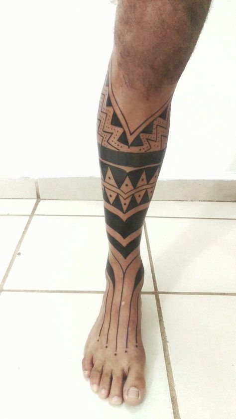 Maori Tattoo Designs Leg, Foot Tattoo Men, Maori Leg Tattoo, Calf Tattoo Ideas, Stippling Tattoo, Leg Band Tattoos, Whang Od, Shin Tattoo, Octopus Tattoo Design