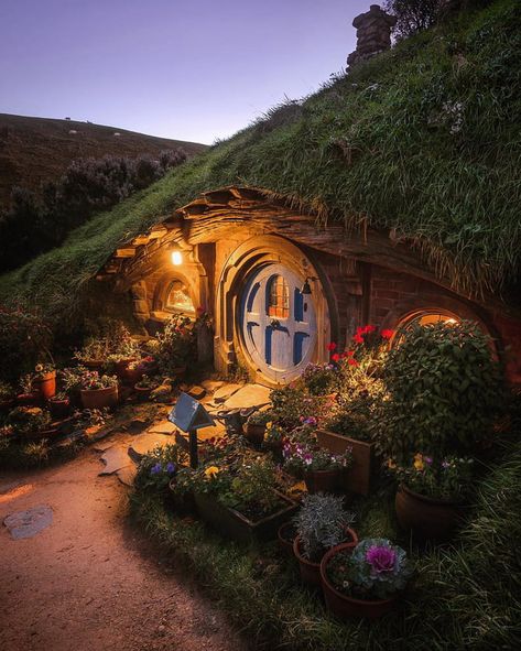 Hobbiton is as Cozy as it gets. Casa Hobbit, Hobbit Hole, Hobbit House, Dream Cottage, Fantasy Places, Instagram Worthy, Fairy Houses, Alam Yang Indah, Nature Aesthetic