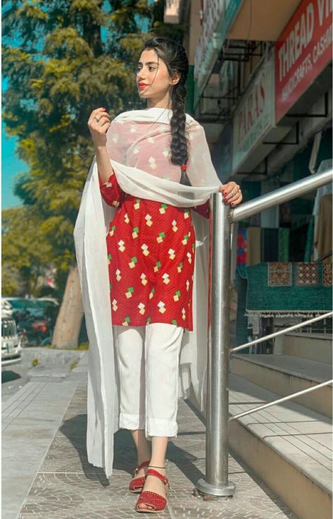 Maimoona Shah, Casual Pakistani Outfits, Cute Photo Poses, Afghani Clothes, Girls Dresses Sewing, Simple Kurti Designs, Womens Trendy Dresses, Stylish Dpz, Pakistani Fashion Party Wear