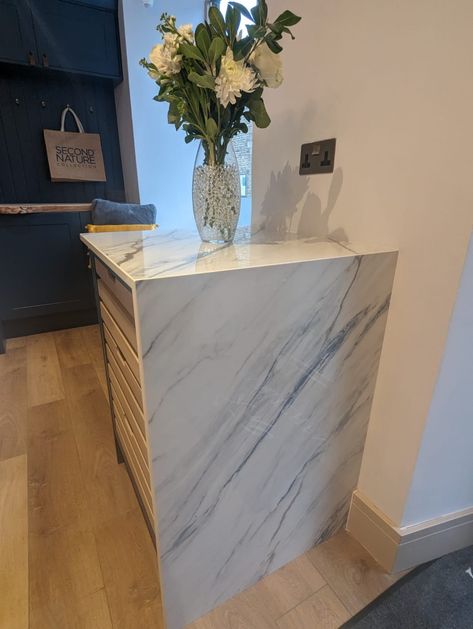 Who loves this waterfall worktop?, in an amazing blue and copper tone veined trance by Dekton. This can add a real statement to any home, giving you a sleek yet stylish look. Waterfall Worktop, Kitchen Showroom, Boot Room, Kitchens, Fox, Copper, Sleek, Canning, Blue