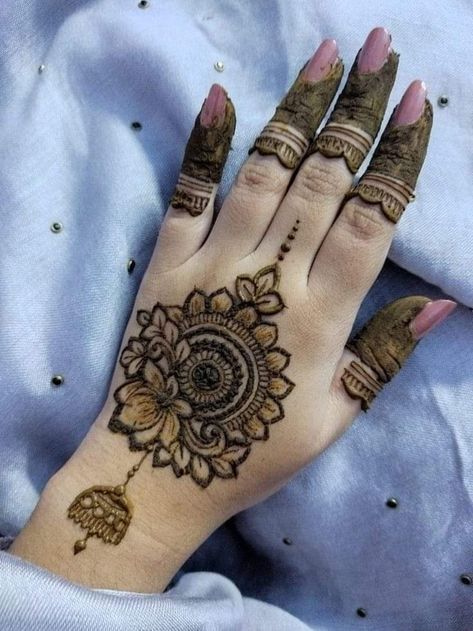 Front Hand Mehndi Design For Kids, Mehendi Design For Kids, Hand Mahendi, Henna Tattoo Design, Finger Mehndi, Short Mehndi Design, Easy Mehndi Design, Simple Mehndi Design, Designs Mehndi