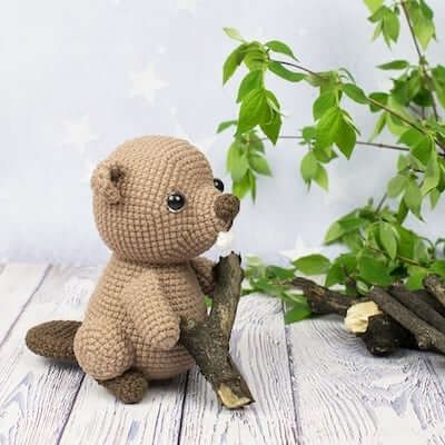 Beavers are awfully cute and industrious little creatures. They build dams that are quite effective and astonishing to those looking at them as well. What to get for the special person in your life who loves beavers? Try out these crochet beaver patterns and you’re sure to find a hit. Beaver Crochet, Amigurumi Fox Pattern, Stitch Head, Amigurumi For Beginners, Amigurumi Today, Crochet Teddy Bear Pattern, Crochet Panda, Cute Christmas Gifts, Yarn Tail