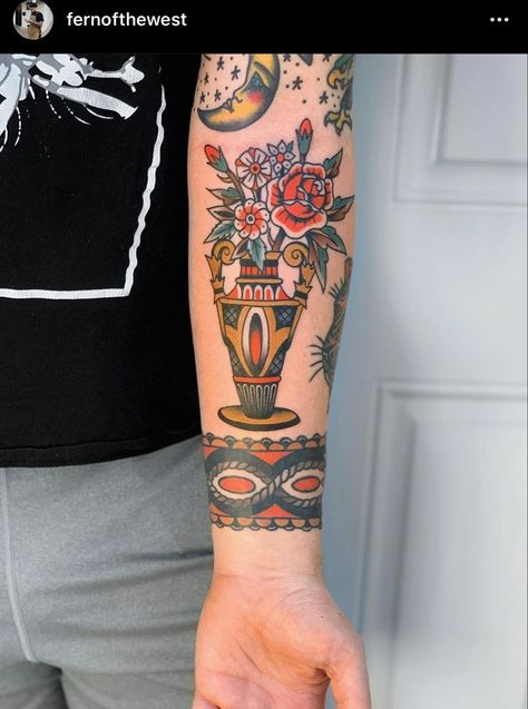 Traditional Tattoo Vase, Old Style Tattoos, Old School Tattoo Sleeve, Vase Tattoo, Traditional Tattoo Flash Art, Traditional Tattoo Inspiration, American Traditional Tattoo Ideas, Traditional Tattoo Flowers, Traditional Tattoo Ideas