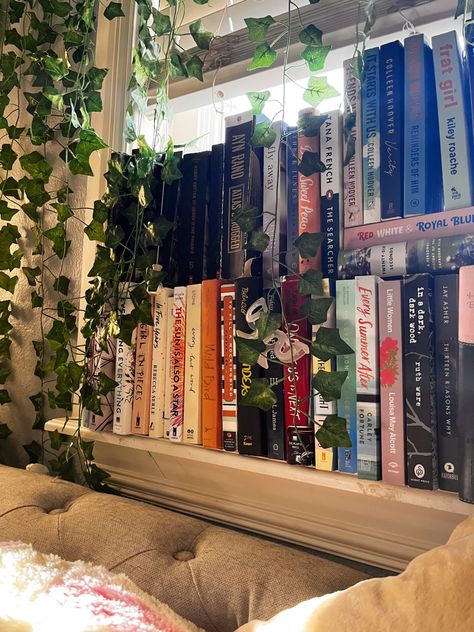 books, book room inspo, room aesthetic, books aesthetic, vines room aesthetics, book aesthetic Plant And Book Aesthetic, Vines On Bookshelf, Bookshelf With Vines, Aesthetic Vines, Aesthetic Window, Uni Dorm, Window Aesthetic, Natural Room, Room Revamp