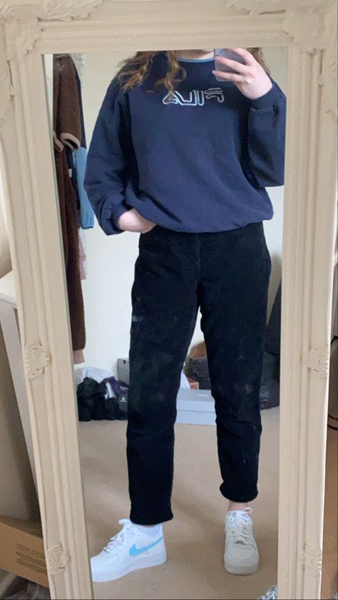 Sweatshirt Trousers Outfit, Black Jeans And Sweatshirt Outfit, Trouser And Sweatshirt Outfit, Sweatshirt Outfit Ideas Casual, Black Straight Jeans Outfit, Casual Home Outfits, Straight Jeans Outfit, Jeans Outfit For Work, Fila Sweatshirt