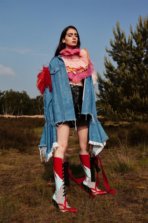 For his 'The Wild Bunch’ collection, Shone Puipia explores the contrast between Victoriana elements and a more sensual side of dressing – the ‘wild’ side Contrast Fashion, Wild Fashion, Wild Bunch, Hats Summer, Women Hats Fashion, Trendy Hat, All Jeans, Spring Fashion Outfits, Summer Jeans