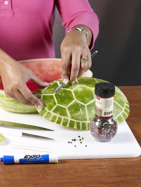 Watermelon Carving Easy, Safari Party Foods, Sea Turtle Cake, Watermelon Turtle, Watermelon Uses, Watermelon Festival, Ocean Birthday Party, Watermelon Art, Watermelon Carving