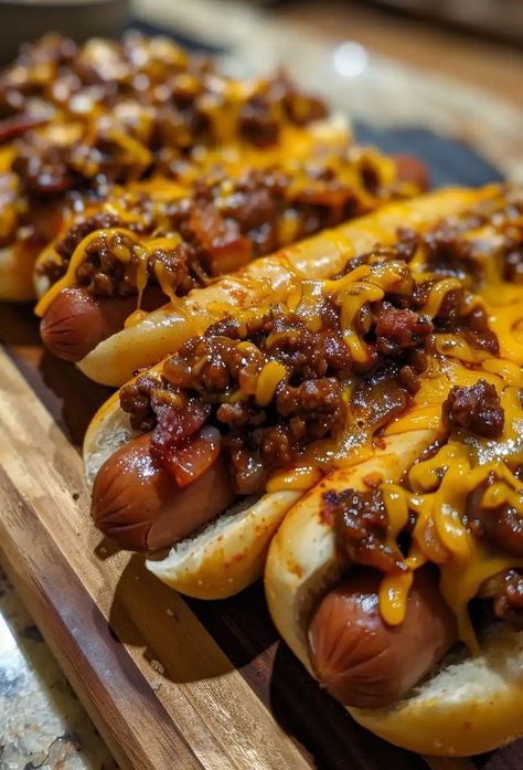 Chilli Hot Dogs, Chilly Cheese Dogs, Pizza Dogs Recipes, Chili Cheese Dogs Recipes, Chili Dogs Receta, Chilli Dogs Recipe, Chili Cheese Dog Recipe, Chili Cheese Hot Dog, Hot Dog Recipe