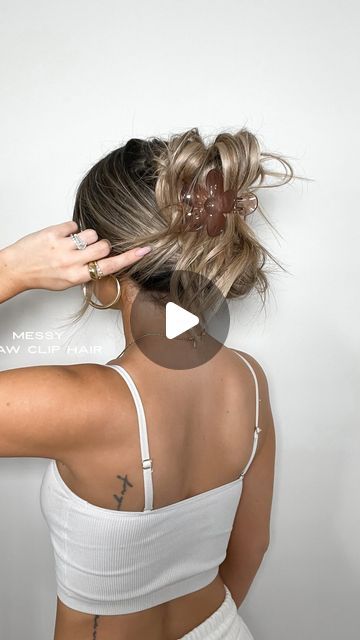 KAIT CURNOW on Instagram: "Messy Claw Clip Hair 🫶🏼 this hair idea is perfect if you need an easy claw clip hairstyle that will stay in place! Save this for later when you’re in need of a little hair inspo 🤍   #hairtutorial #hairstyles #hairideas #hairinspo #hairtips #messybun #clawcliphairstyle #clawclip #clawclips #easyhairstyles #easyhair #ltkbeauty #hairvideos" Loose Claw Clip Hairstyles, How To Style Hair With Claw Clip, Flat Claw Clip Hairstyles, Slick Back Claw Clip Hairstyle, Cute Clip Hairstyles, Clawclip Hairstyle Long Hair, Claw Clip Hairstyles Thick Hair, Small Claw Clip Hairstyles, Small Claw Clips Hairstyles