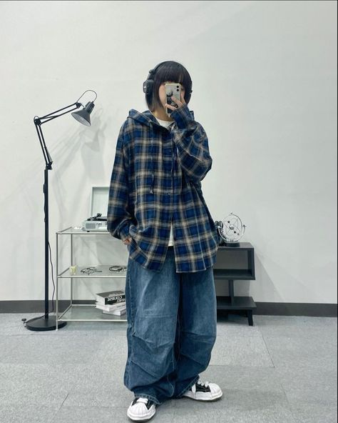 Baggy Simple Outfits, Baggy Collared Shirt Outfit, Flannel And Baggy Jeans Outfit, Baggy Business Casual, Classy Masc Outfits, Baggy Jean Jacket Outfits, Baggy Women Outfits, Flannel Shirt Outfit Grunge, Baggy 90s Outfit