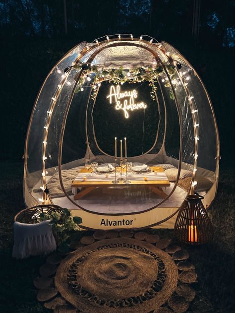 Gazebo Tent Ideas Backyard, Bubble Tent Date Night, Bubble Tent Picnic Ideas, Luxury Picnics, Tent Ideas, Night Picnic, Outdoor Date, Picnic Theme, Tent Set Up