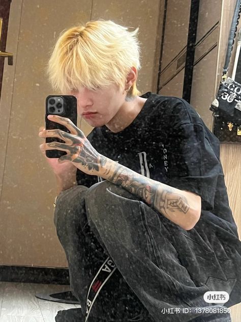 Asian Man Bleached Hair, Bleached Blonde Hair Men, Blonde Asian Hair, Korean Boy Hairstyle, Bleached Hair Men, Pale Blonde Hair, Ulzzang Hair, Bleached Tips, Fine Shyt