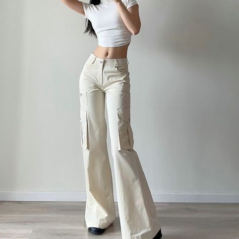 Bell Bottom Cargo Pants, Flared Cargo Pants Outfit, Flare Cargo Pants Outfit, Flare Outfits, Flared Cargo Pants, Flare Cargo Pants, Real Christmas, Cargo Pants Outfit, Chunky Loafers